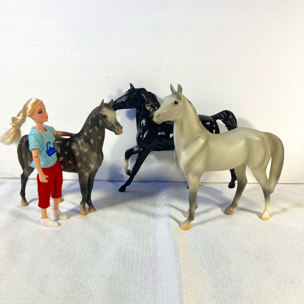 Breyer Classic Bundle, 3 horses With Rider/Groomer, Glossy Black Beauty & 2 More
